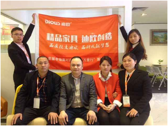 羞羞视频免费在线观看代表与广州专卖店老板合影 羞羞视频免费在线观看代表与广州专卖店老板合影