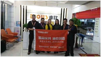 郑州中博羞羞视频免费在线观看代表与羞羞视频免费在线观看集团代表合影