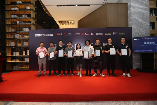 广州卡撒传媒副总经理钟晓颜 为本期特邀分享嘉宾颁发证书。