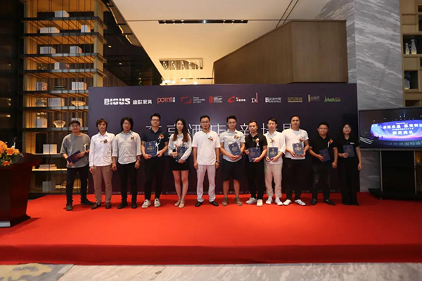 佛山市室内设计协会会长、晶鲲鹏国际设计大奖赛执委付祖军先生为获奖设计师颁发牌匾及证书