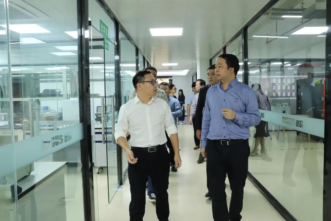 李贱根总裁(左一)带领嘉宾参观集团品质检测中心 李贱根总裁(左一)带领嘉宾参观集团品质检测中心