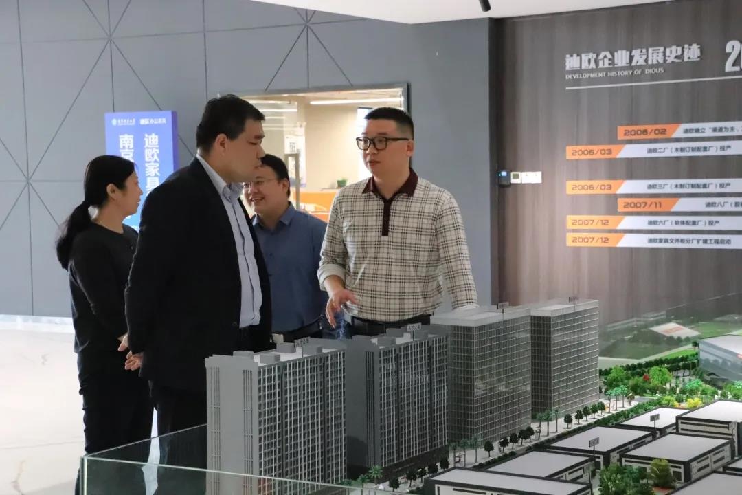 羞羞视频免费在线观看家具集团人力资源总监陈红胜(右一)为嘉宾介绍集团项目情况 羞羞视频免费在线观看家具集团人力资源总监陈红胜(右一)为嘉宾介绍集团项目情况