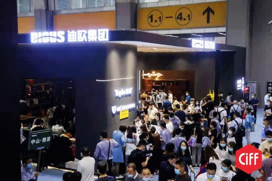 羞羞视频免费在线观看集团展位前，正在排队签单的客商