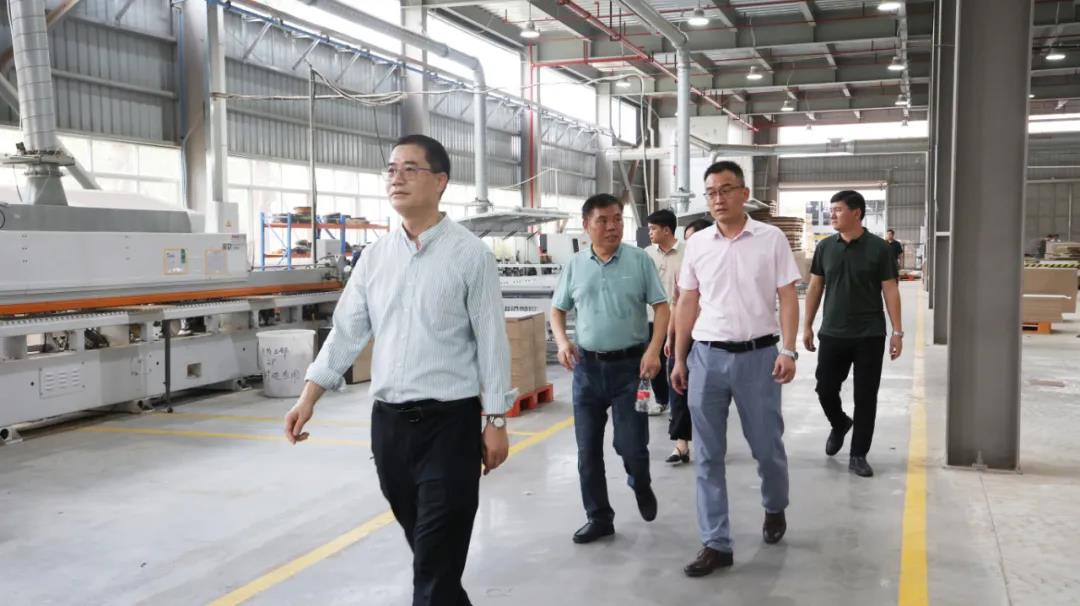 在睦洲工业园生产车间内，王克会长近距离感受现代化的生产管理体系