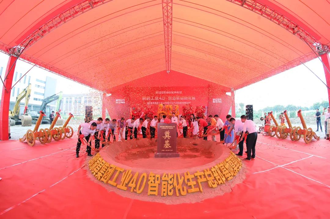 出席奠基仪式的领导、嘉宾共同为项目奠基培土