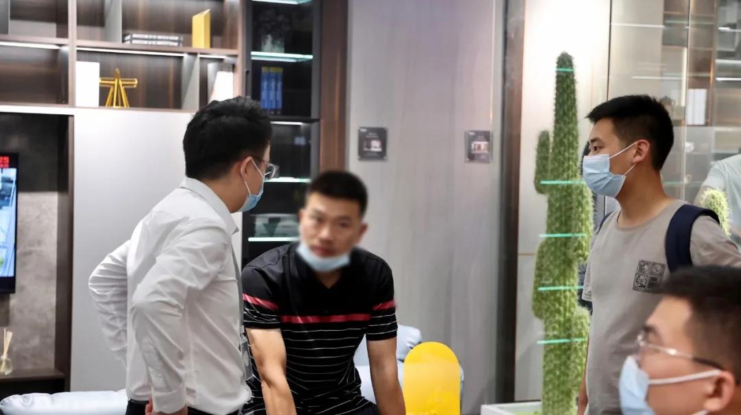 馆内人气持续不断升温，观展客商前来羞羞视频免费在线观看展馆咨询、洽谈