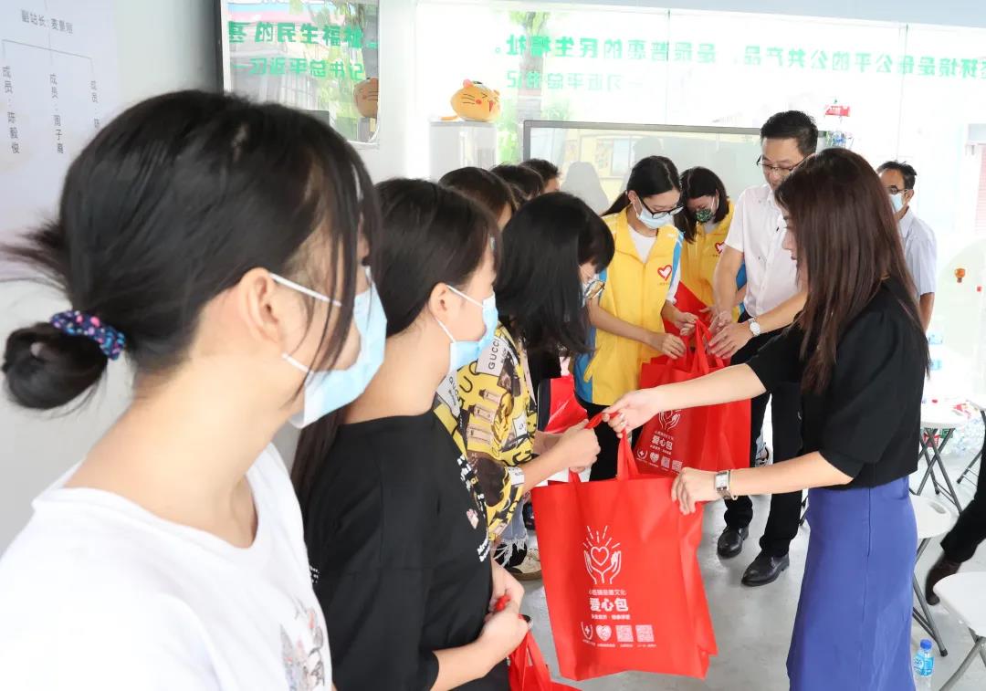 羞羞视频免费在线观看家具集团为受助学子赠送爱心包