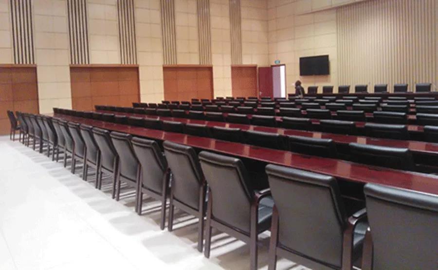 政府报告大厅&mdash;实木会议长条桌+皮质会议椅