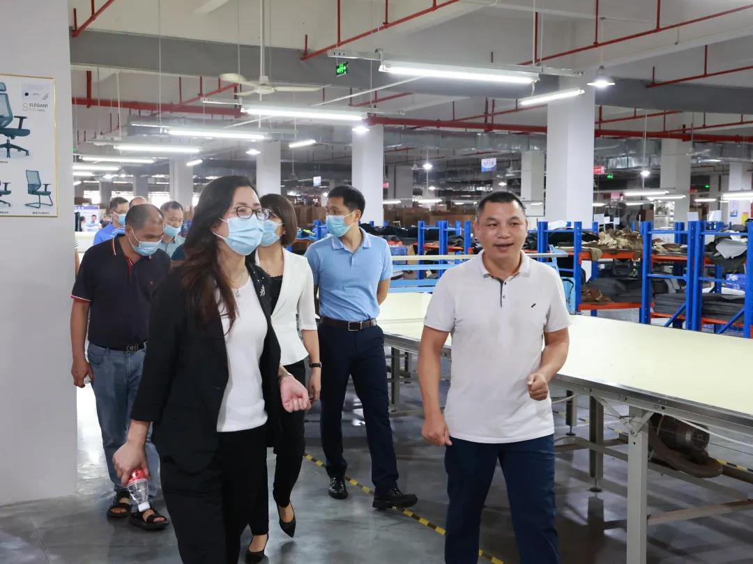 调研组走进软体生产车间，了解羞羞视频免费在线观看家具集团生产情况