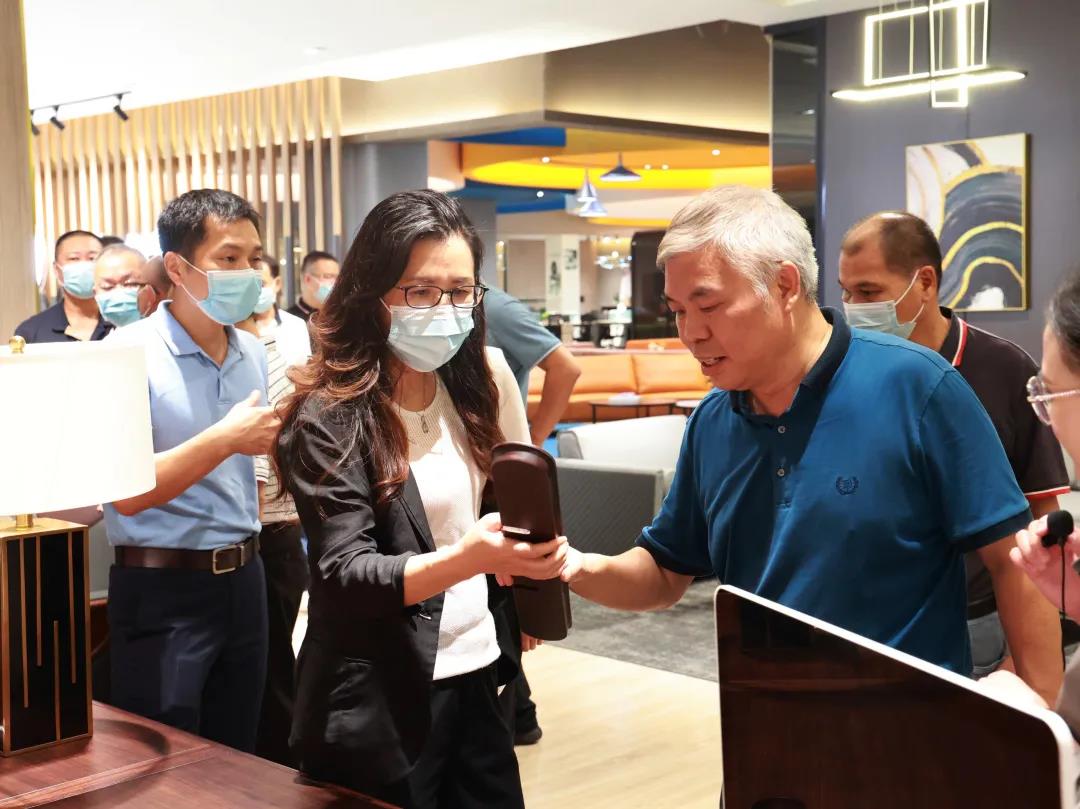 羞羞视频免费在线观看家具集团董事副总裁黄云林为调研组展示实木办公家具产品