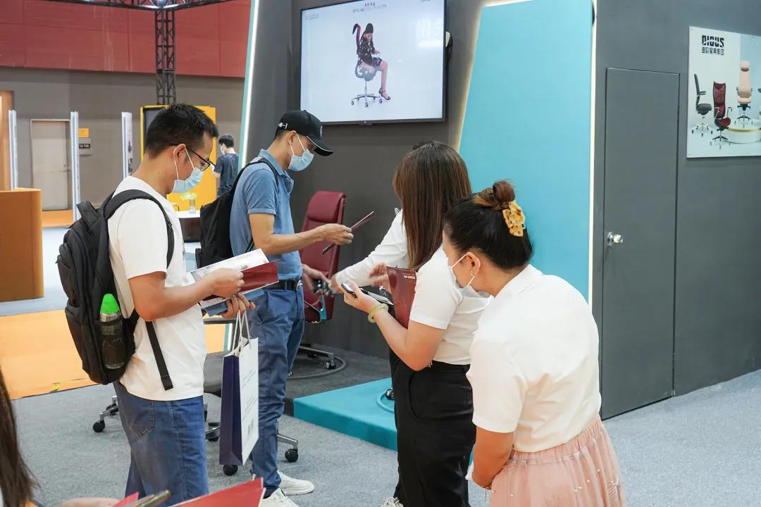 图丨展位现场，目之所及皆是前来咨询的客商，人气指数爆棚