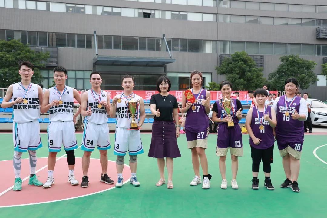 图丨集团副总裁彭晓霞为冠军队伍羞羞视频免费在线观看BUG队和主旋律队颁奖